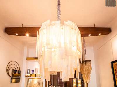 Ma Adele vende pure pezzi pi� recenti, come i due lampadari in vetro anni 70. Di questi, quello centrale � il pi� vistoso, realizzato in �lingue� bianche di vetro di Murano